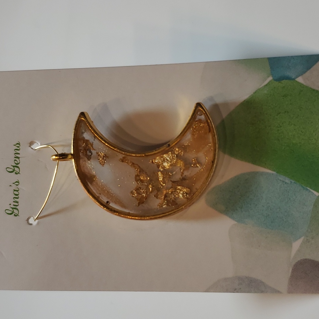 Jewelry Resin Pendent Necklace Gold Tone With Gold Flakes